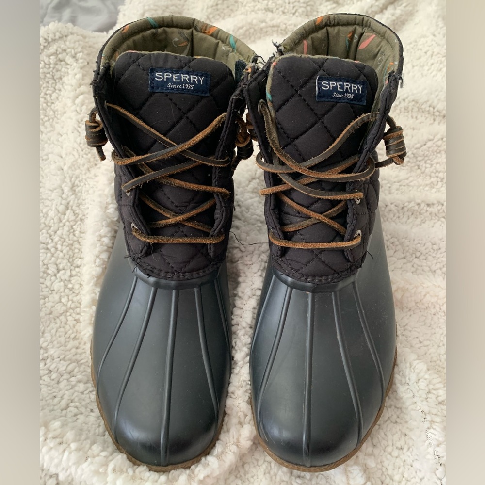 Women’s black and patterned Sperry duck boots size US 8.5